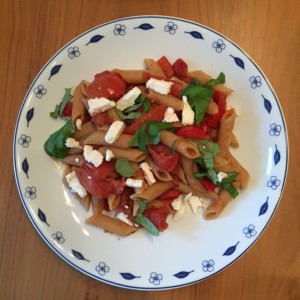 pasta tomaat, paprika en olijven
